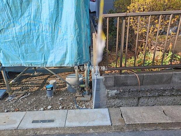 前面道路を含めた現地写真です。