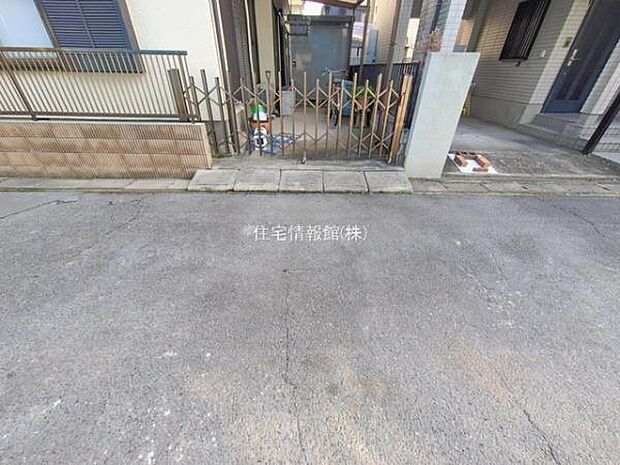 前面道路を含めた現地写真です。