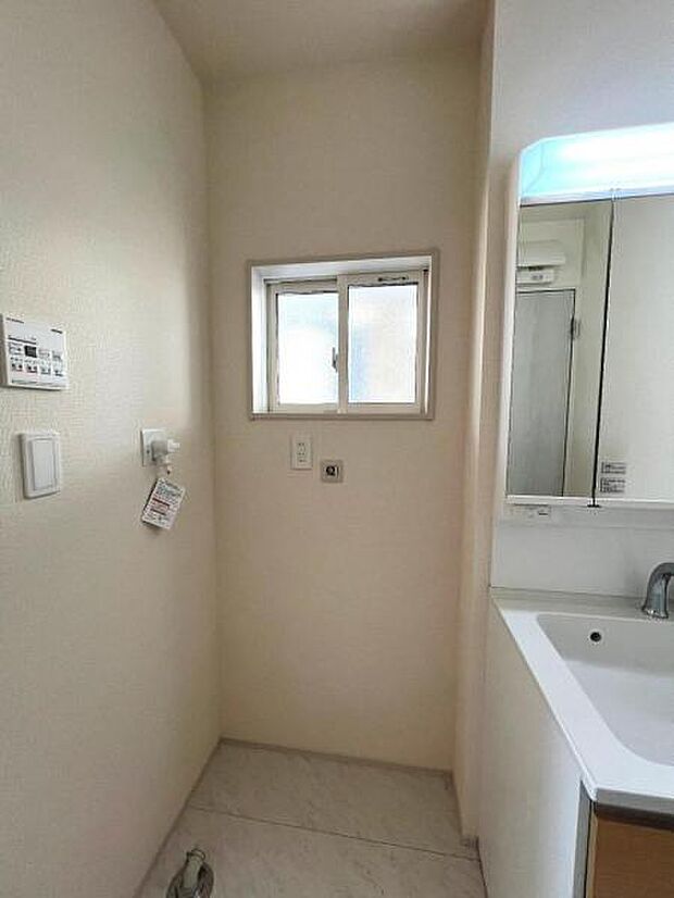 独立洗面台の横にはランドリースペースがございます。