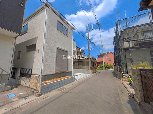 前面道路を含めた現地写真です。