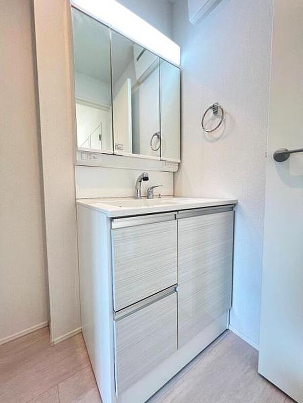 洗面化粧台です。朝の身支度から1日が始まります。