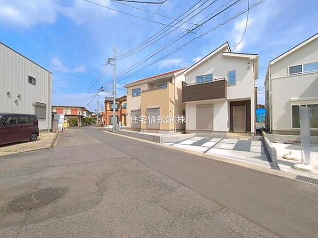 前面道路を含めた現地写真です。