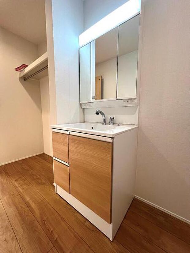 洗面化粧台です。朝の身支度から1日が始まります。