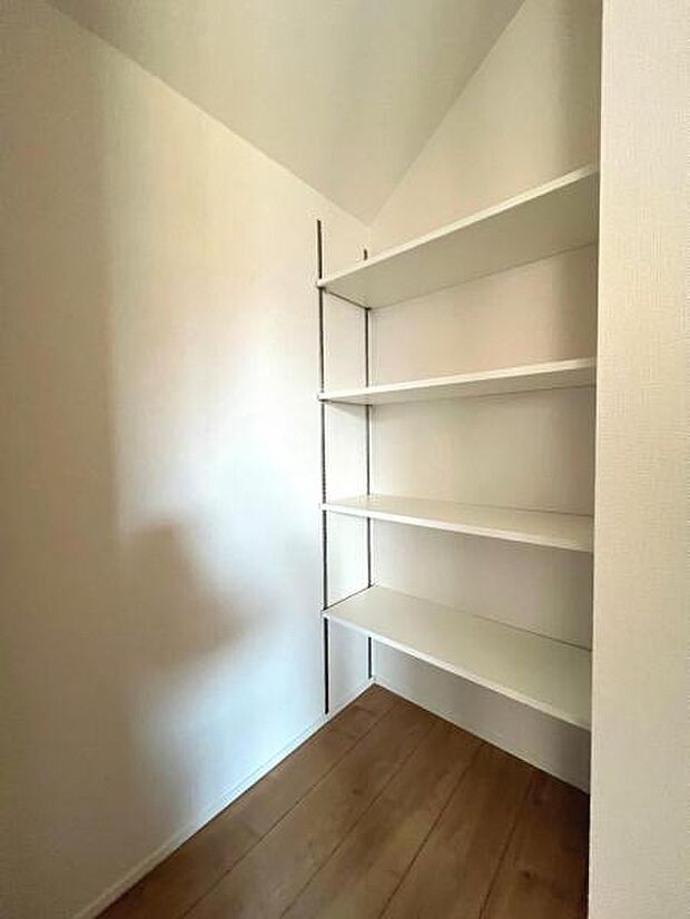 いつでもお部屋をスッキリお使い頂ける収納スペースを設置。