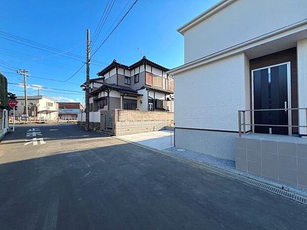 前面道路を含めた現地写真です。