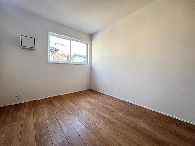 木の温もりが優しいフローリングの収納スペース付き洋室です。