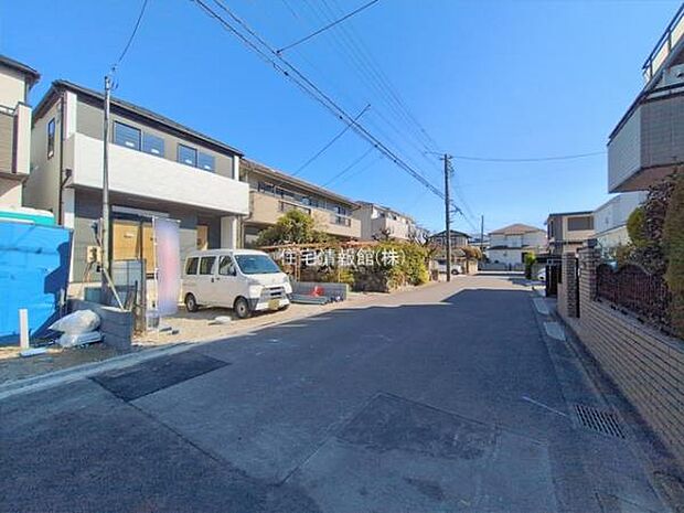 前面道路を含めた現地写真です。