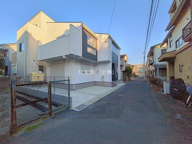 前面道路を含めた現地写真です。