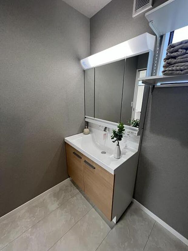 シャワー付き洗面化粧台です。手軽にシャンプーができ、お掃除もしやすいですね。