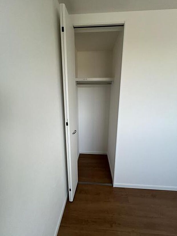 枕棚とハンガーパイプの付いたクローゼットです。