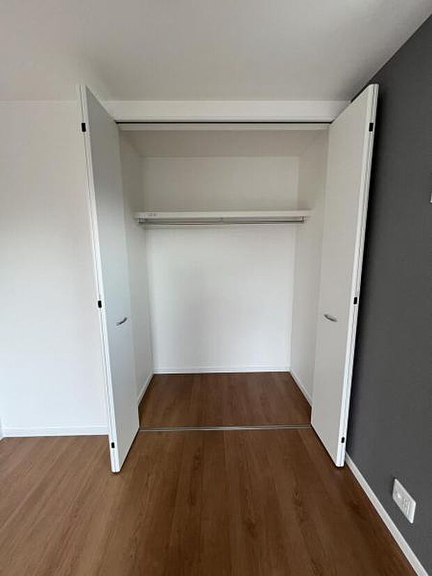 いつでもお部屋をスッキリお使い頂ける収納スペースを設置。