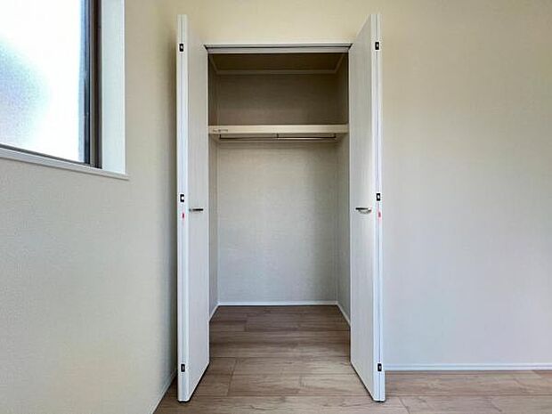 中の物を確認しやすく、取り出しやすい収納スペース。お部屋を広々とお使いいただけます。