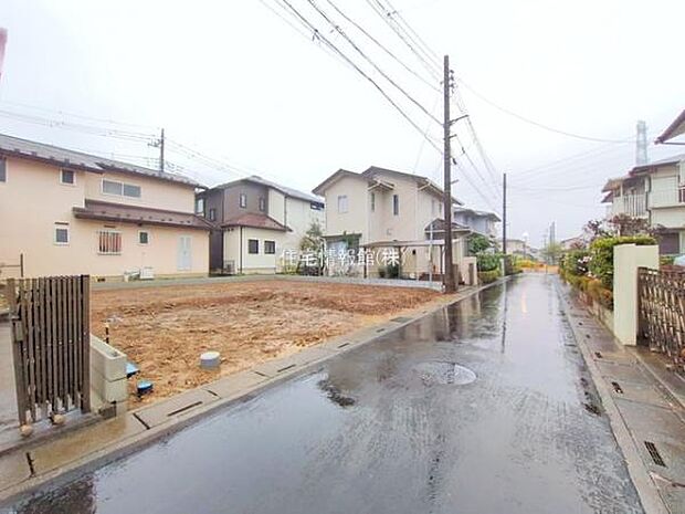 前面道路を含めた現地写真です。