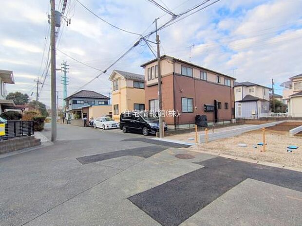 前面道路を含めた現地写真です。