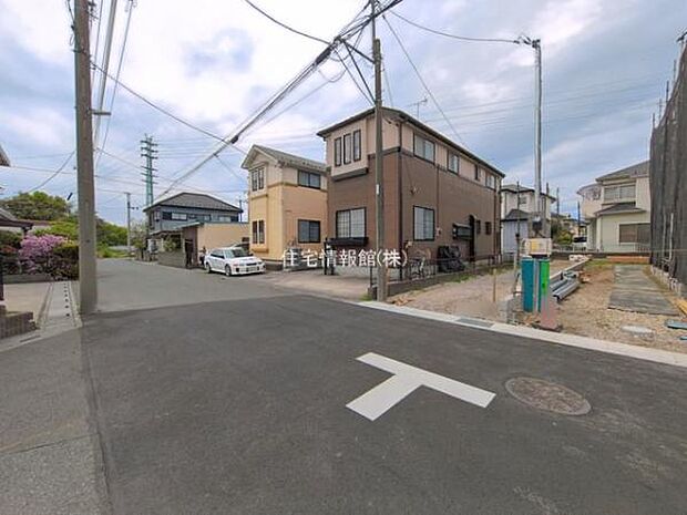 前面道路を含めた現地写真です。