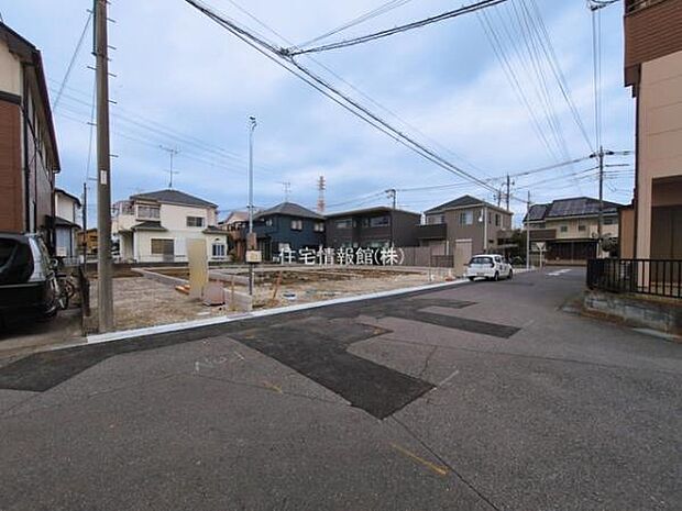 前面道路を含めた現地写真です。