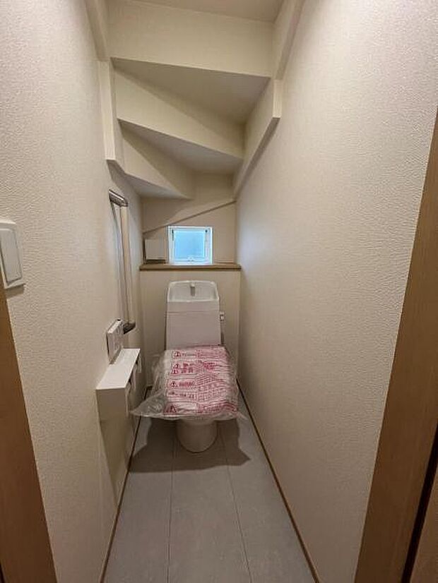 シャワー洗浄機能付のトイレは、清潔感が印象的な空間ですね。