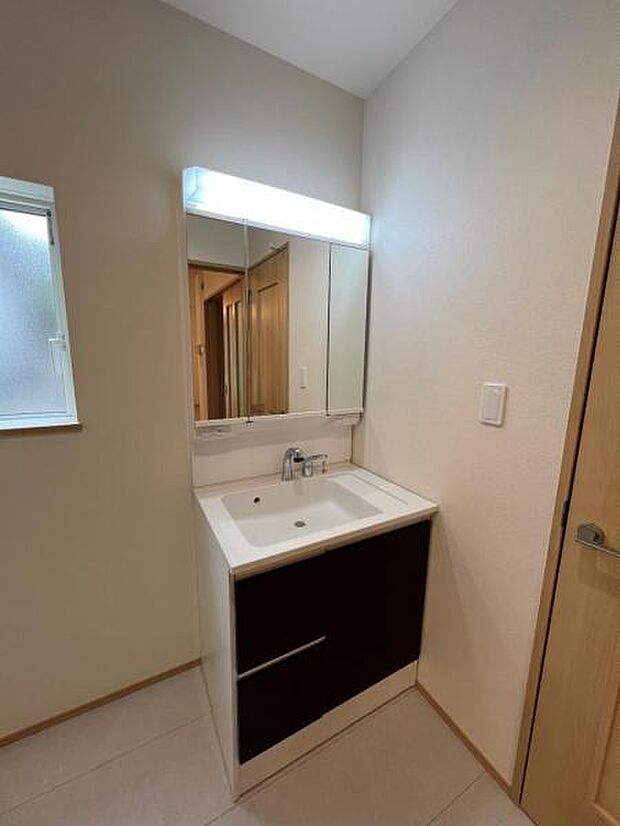 洗面化粧台です。朝の身支度から1日が始まります。