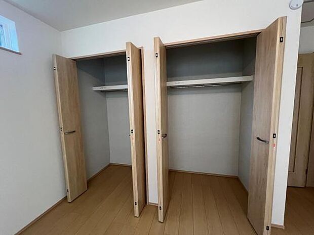 枕棚とハンガーパイプの付いたクローゼットです。