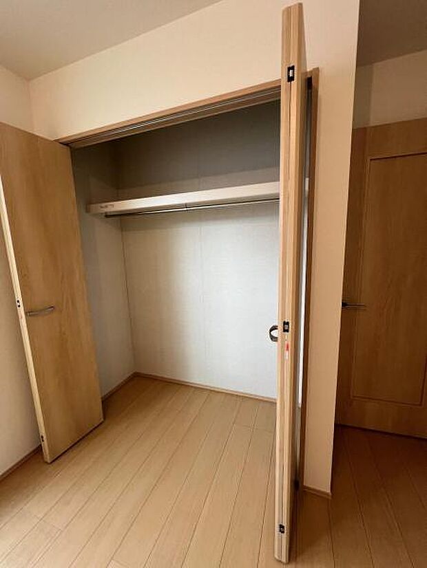 いつでもお部屋をスッキリお使い頂ける収納スペースを設置。