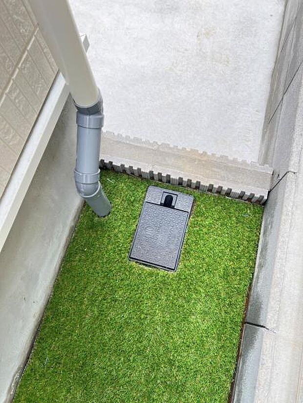 屋外に、洗車がガーデニングに便利な外水栓がございます。