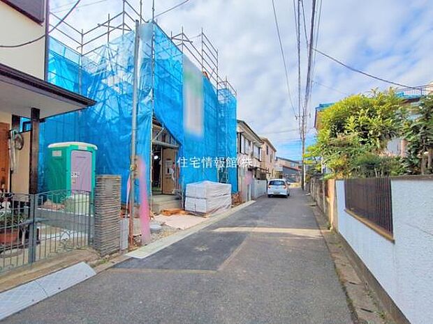 前面道路を含めた現地写真です。