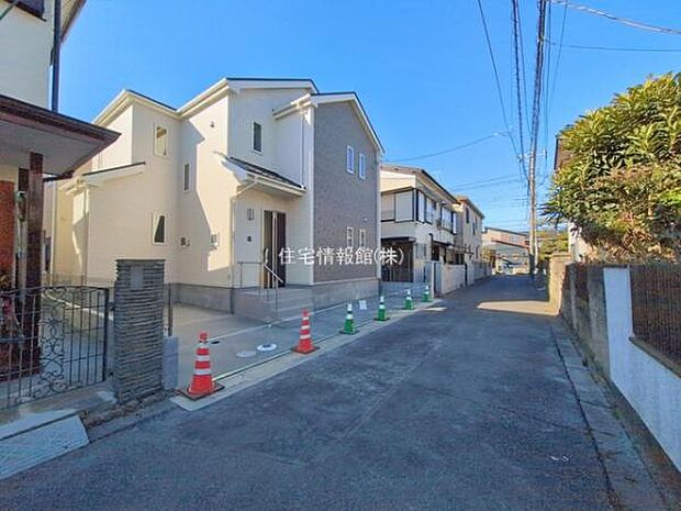 前面道路を含めた現地写真です。