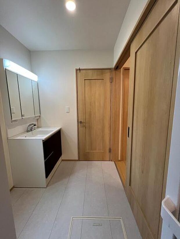 快適で清潔感がある脱衣スペースです。