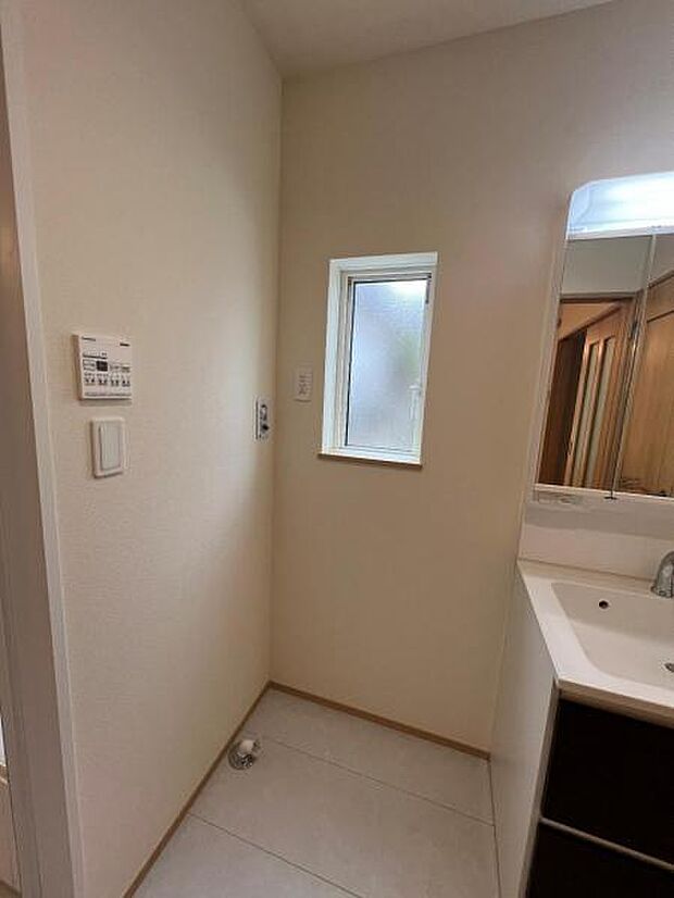 独立洗面台の横にはランドリースペースがございます。