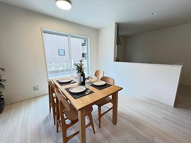 ご家族の温かい時間を演出するダイニングスペースです。