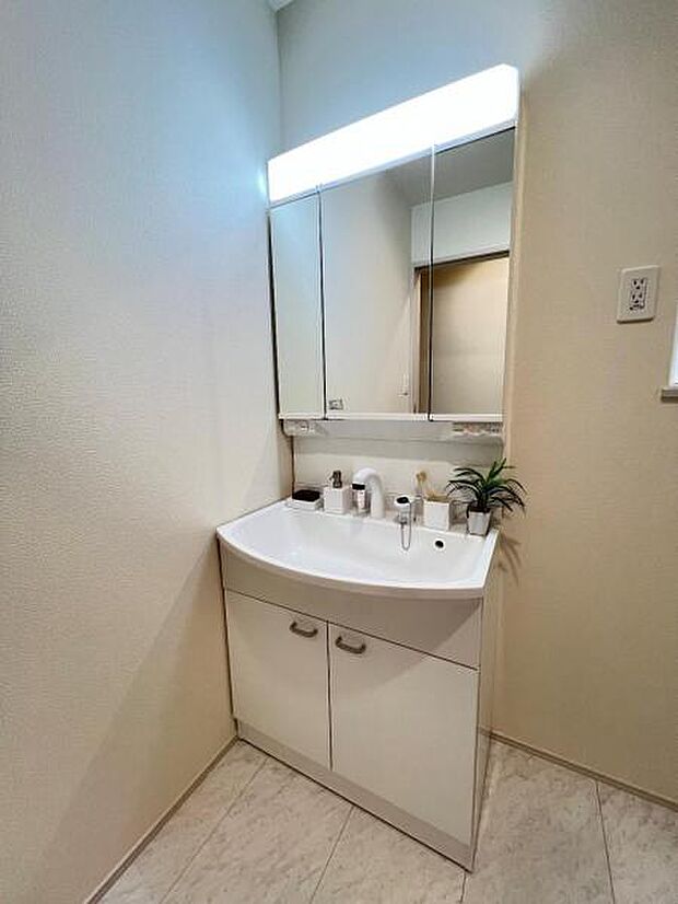 洗面化粧台です。朝の身支度から1日が始まります。