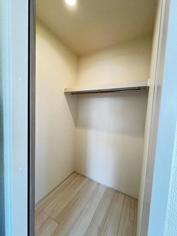 ウォークインクローゼットがあり収納スペースも豊富。季節物もスッキリ片付きそうです。