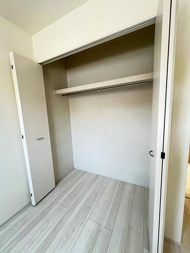 中の物を確認しやすく、取り出しやすい収納スペース。お部屋を広々とお使いいただけます。