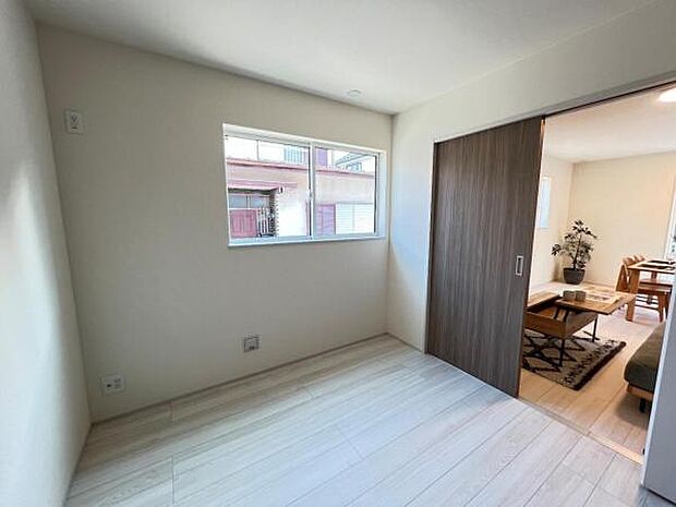 木の温もりが優しいフローリングの収納スペース付き洋室です。