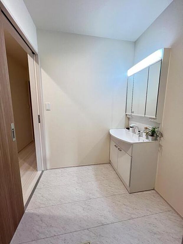 快適で清潔感がある脱衣スペースです。