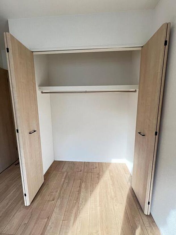 中の物を確認しやすく、取り出しやすい収納スペース。お部屋を広々とお使いいただけます。