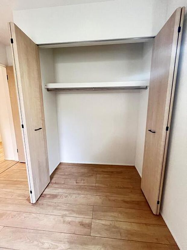 枕棚とハンガーパイプの付いたクローゼットです。