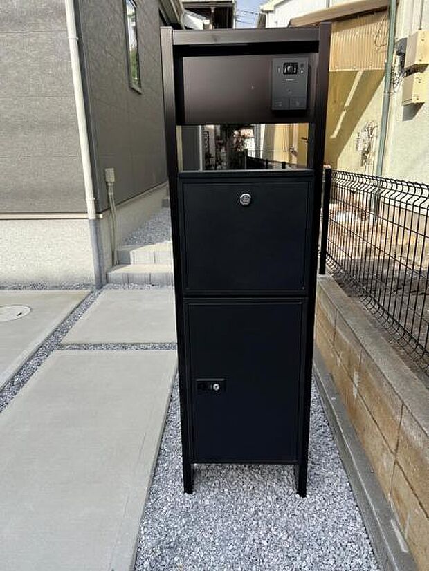 TVドアホンとポストが付いた門柱です。