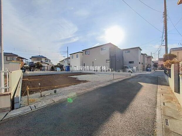 前面道路を含めた現地写真です。