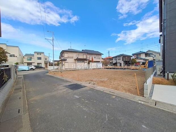 前面道路を含めた現地写真です。