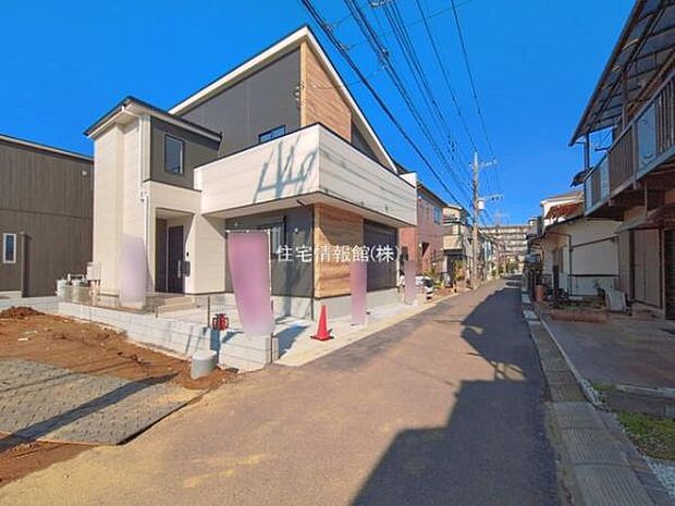 前面道路を含めた現地写真です。