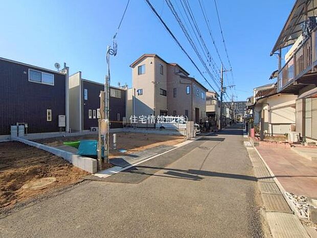 前面道路を含めた現地写真です。