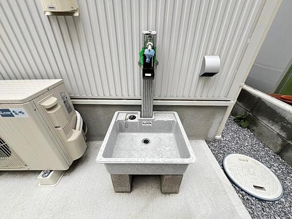 屋外に、洗車がガーデニングに便利な外水栓がございます。