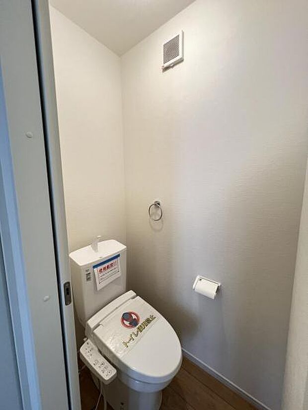 シャワー洗浄機能付のトイレは、清潔感が印象的な空間ですね。