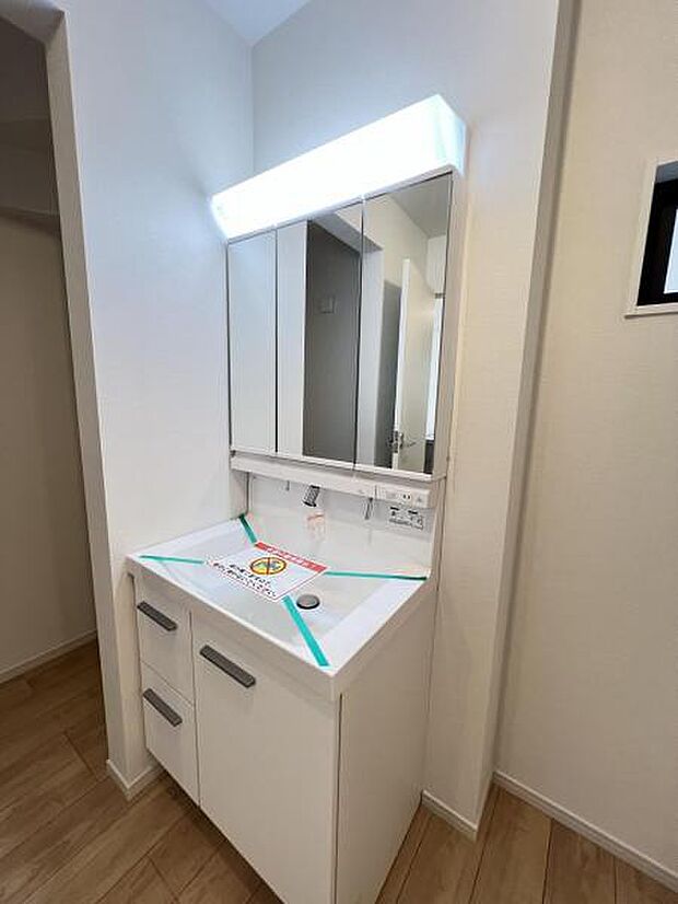 洗面化粧台です。朝の身支度から1日が始まります。