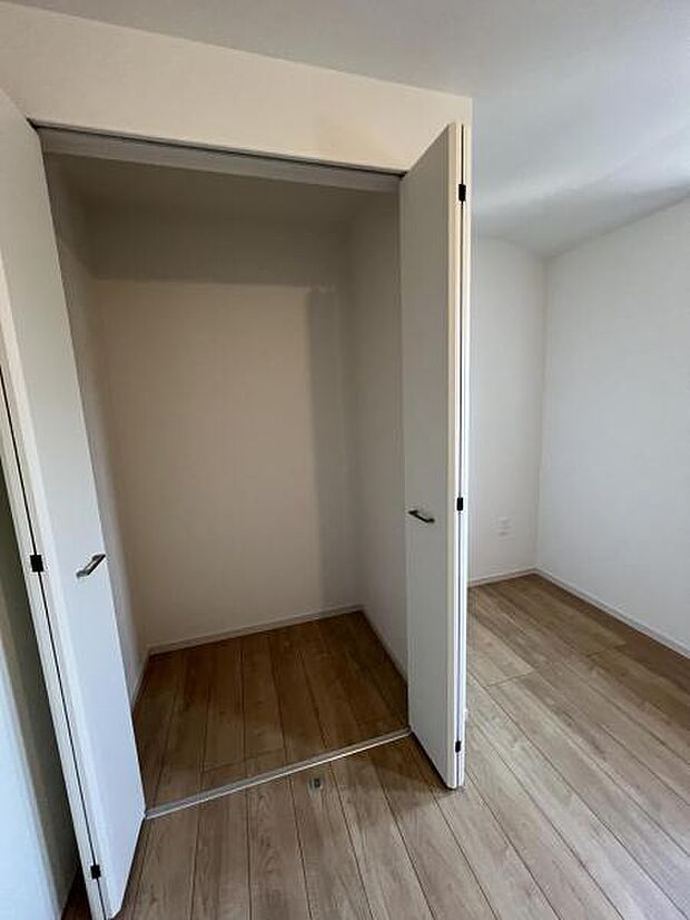 いつでもお部屋をスッキリお使い頂ける収納スペースを設置。