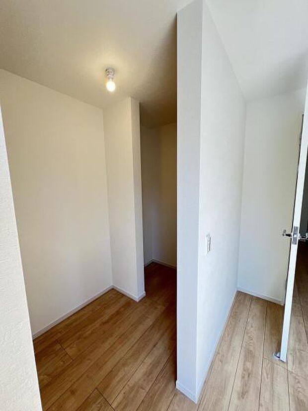 ウォークインクローゼットがあり収納スペースも豊富。季節物もスッキリ片付きそうです。