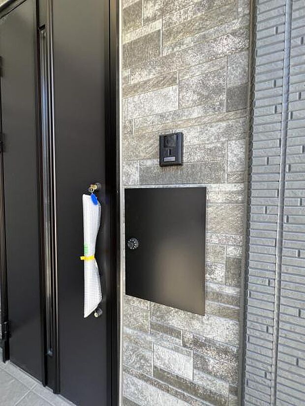 TVドアホンとポストがついてます。