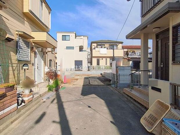 前面道路を含めた現地写真です。