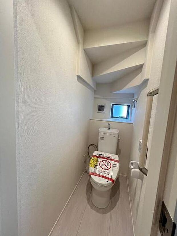 シャワー洗浄機能付のトイレは、清潔感が印象的な空間ですね。